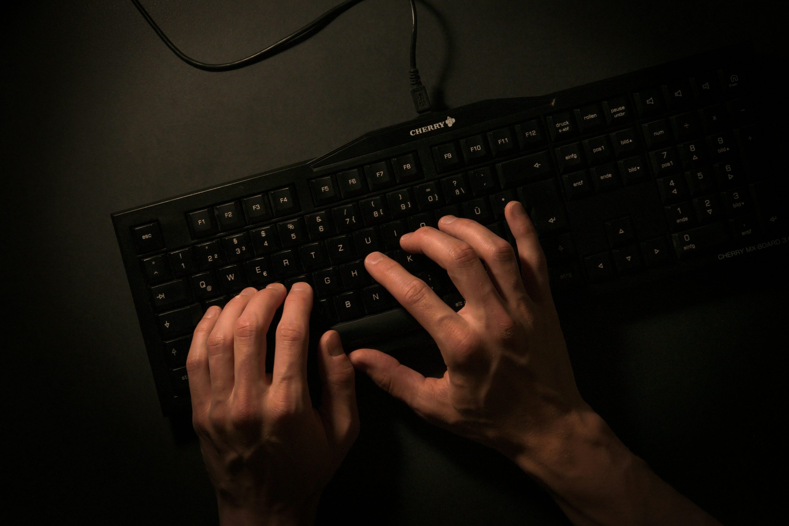 Comment Web3 Cloud est la réponse Cybercrime fingers typing