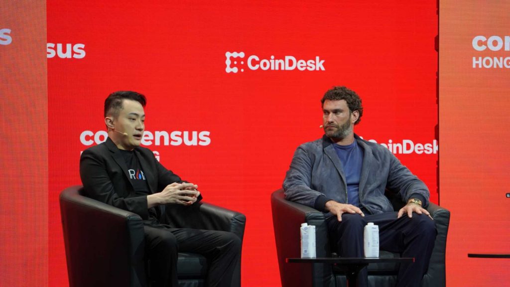 Fondateur de Trump's World Liberty Financial Credits Justin Sun pour le succès de Project Justin Sun and Zak Folkman at CoinDesk's Consensus Hong Kong conference. (CoinDesk/Nik De)