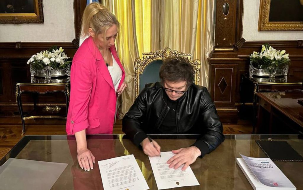 L'Argentine Milei fait face à des accusations de fraude, des appels de mise en accusation après le lancement défaillant de Memecoin