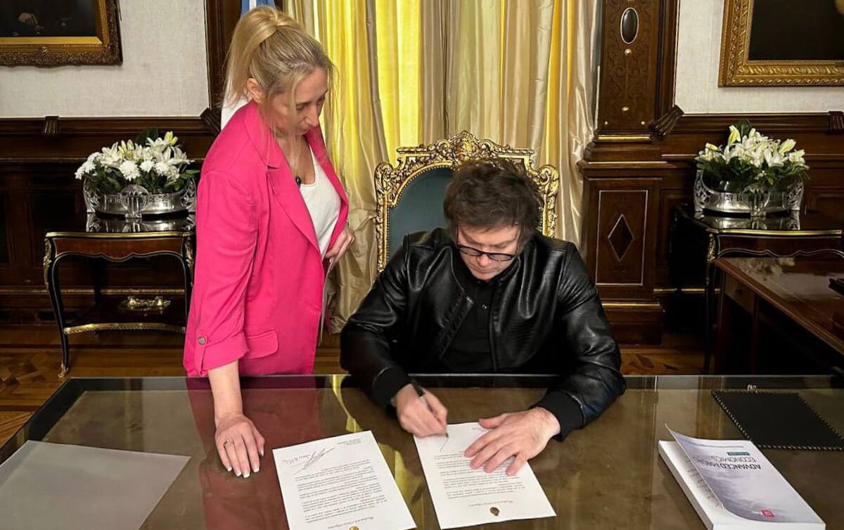 L'Argentine Milei fait face à des accusations de fraude, des appels de mise en accusation après le lancement défaillant de Memecoin