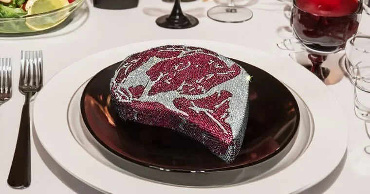 L'artiste Maxfield Mellenbruch apporte un steak rare qui vaut des millions à Bitcoin 2025