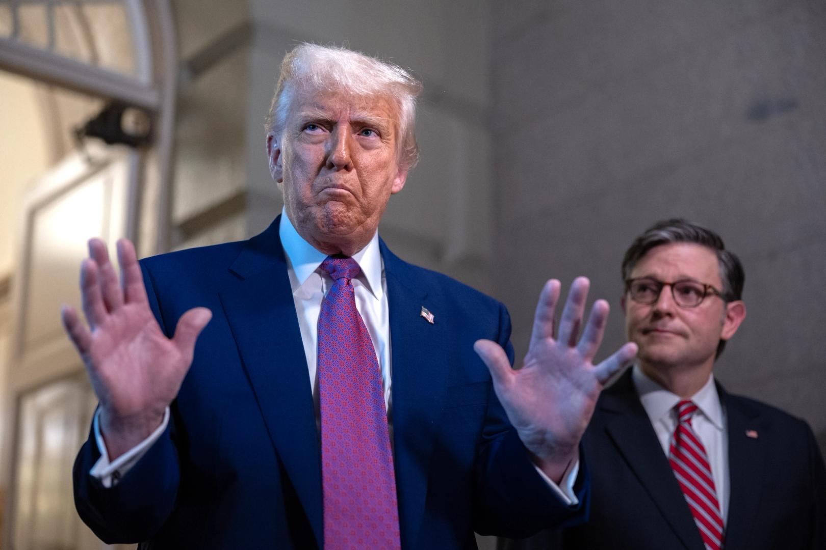 Les démocrates menacent des poursuites, se joignent à des manifestations avant le dîner de Trump Memecoin Les democrates menacent des poursuites se joignent a des manifestations