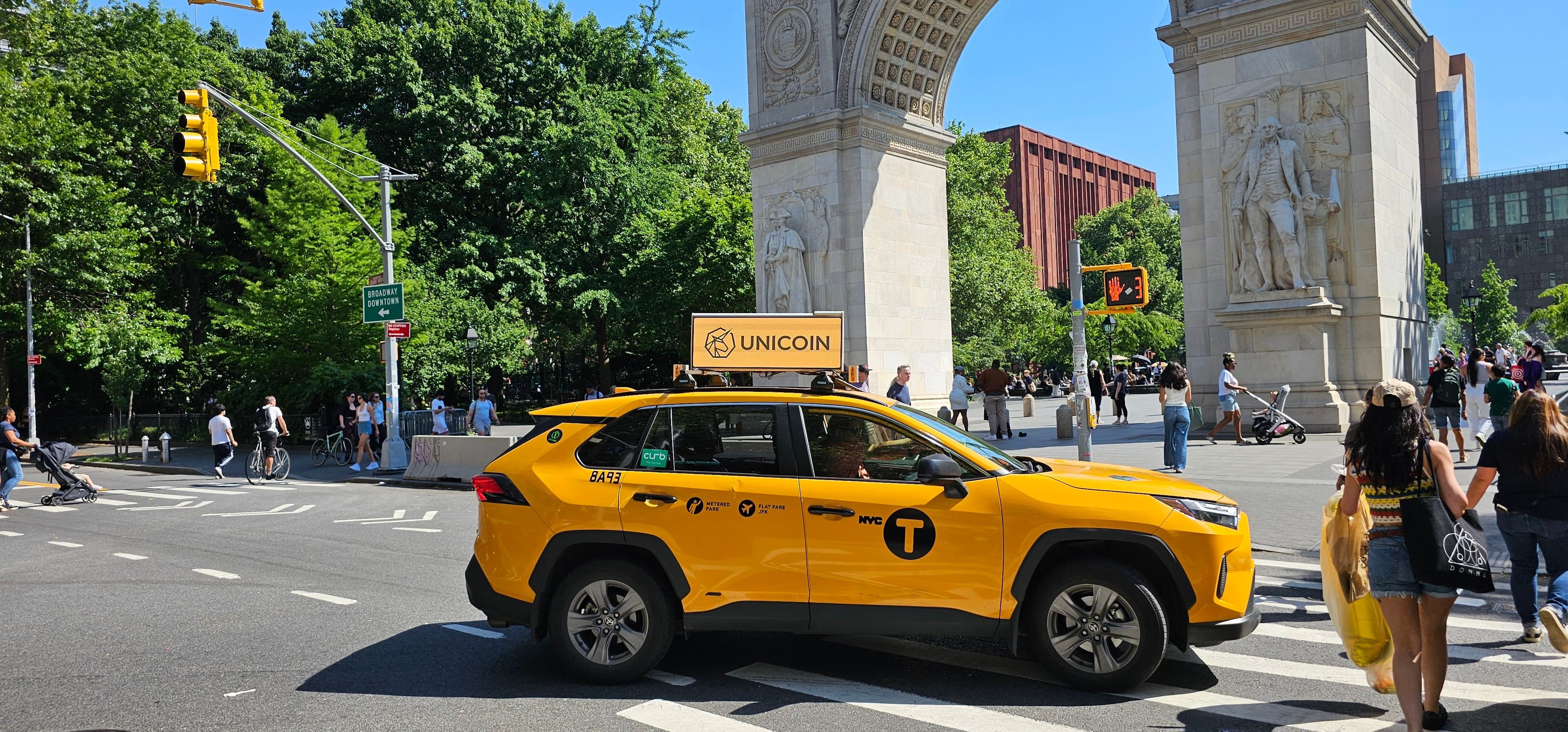 Une annonce de taxi Unicoin Taxi à Manhattan en mai 2024. (Nikhilesh de / Coindesk)