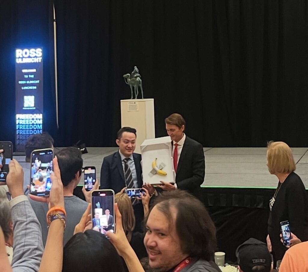 Crâne, 5 millions de dollars; Banane, 6 millions de dollars; Liberté, inestimable 1 Photo de Ross recevant des bananes de Justin Sun