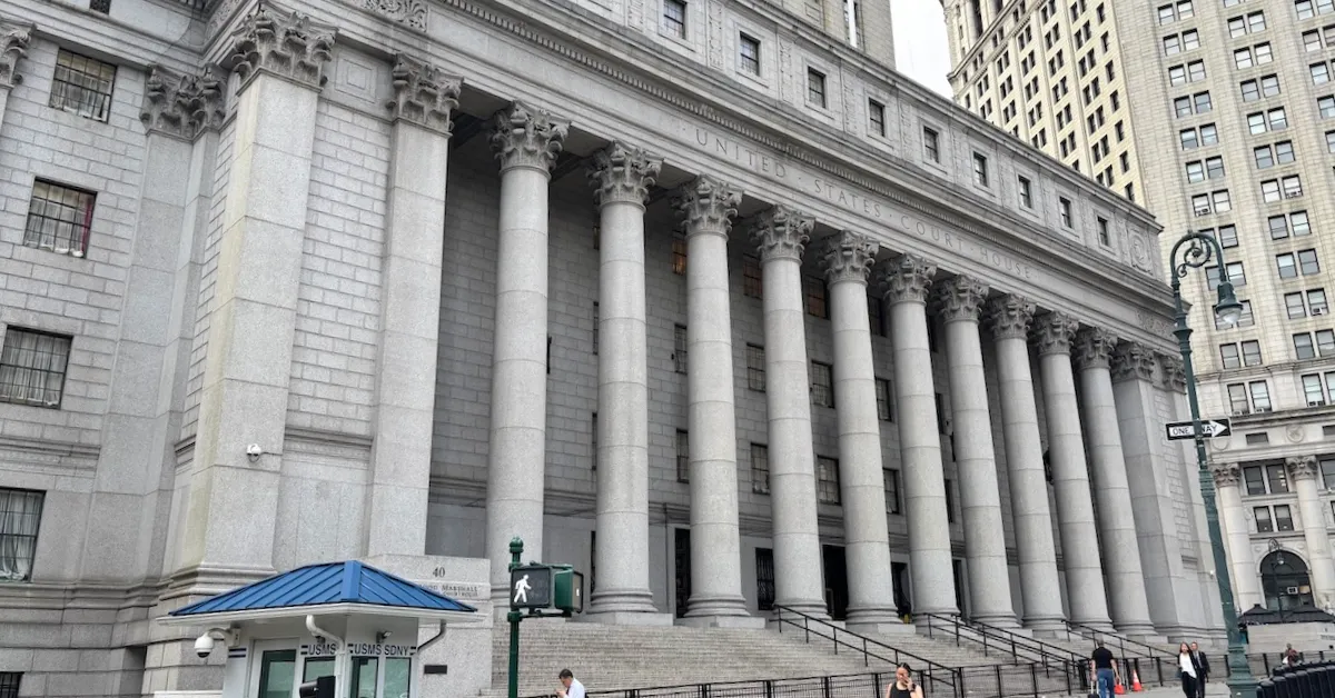 Les poursuites et la défense parlent à différents magasins sur la tempête romaine