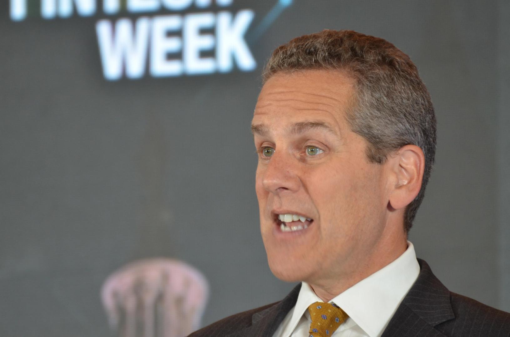 Barr de la Fed americaine repertorie les dangers a eviter