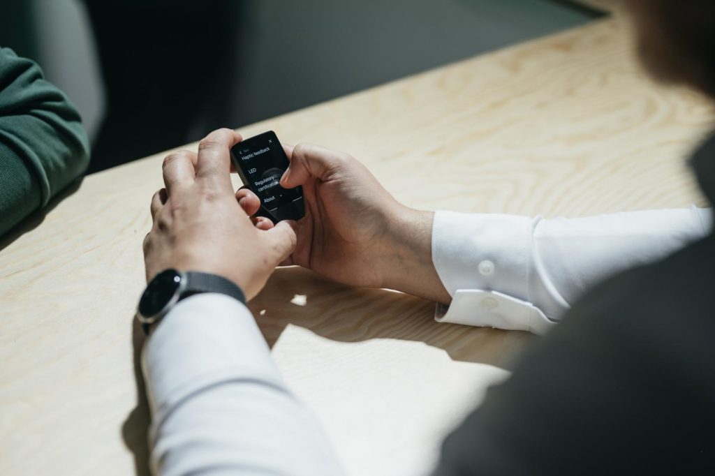 Premier portefeuille matériel avec élément sécurisé transparent Premier portefeuille matériel avec élément sécurisé transparent