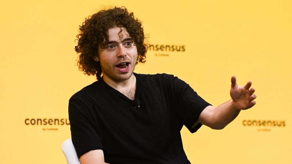 Shayne Coplan prend la parole à la conférence Cantor