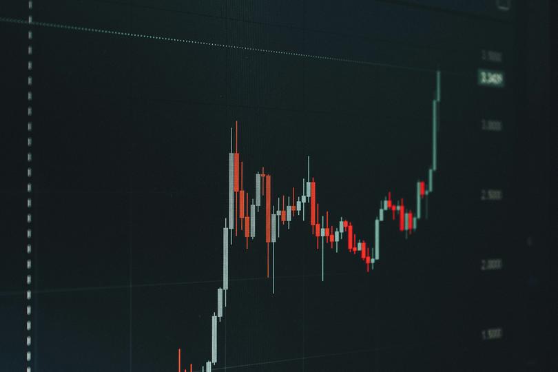 L'IBIT parmi les ETF les plus négociés alors que le Bitcoin (BTC) augmente ; Les stocks miniers coulent
