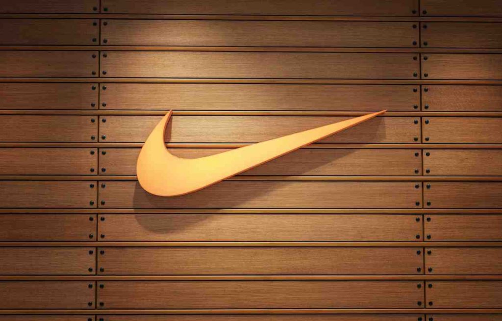 Pourquoi l'action Nike s'effondre-t-elle aujourd'hui Why is Nike stock crashing today