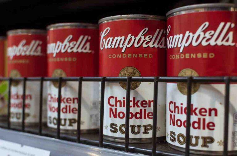 Voici à quel point le bouillon de soupe Campbell's a baissé depuis le scandale Here’s how much Campbell’s soup stock is down since scandal