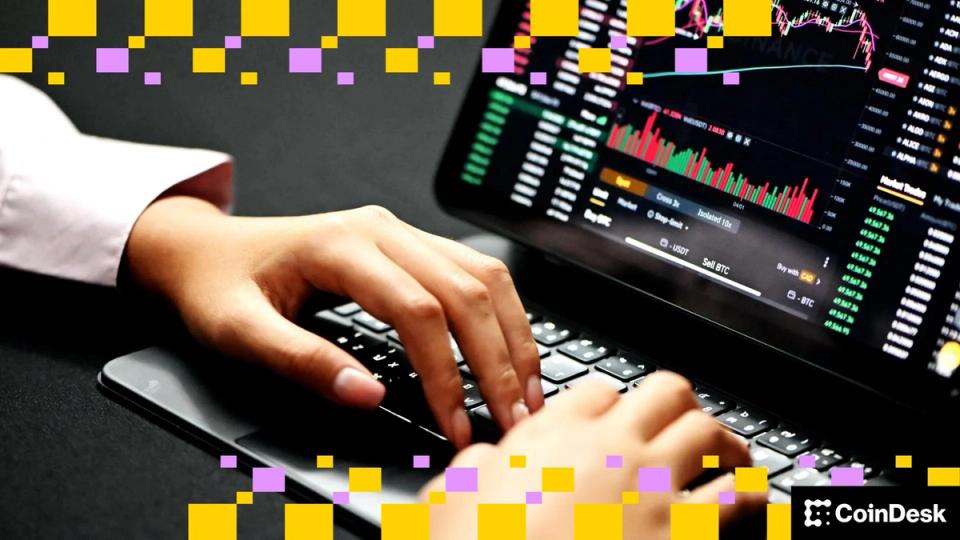 XRP, DOGE et SOL surperforment le bitcoin et l'éther tandis que l'argent et l'or prolongent leur rallye