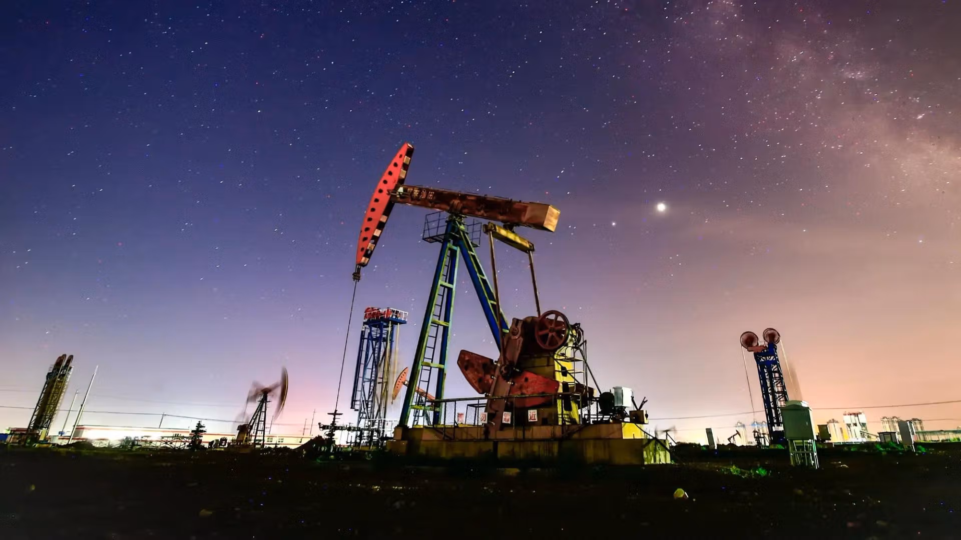 Les contrats à terme sur le pétrole bondissent de 20 % au-delà de 110 $ alors que les craintes de guerre frappent les actions asiatiques, le bitcoin se stabilisant à près de 67 000 $