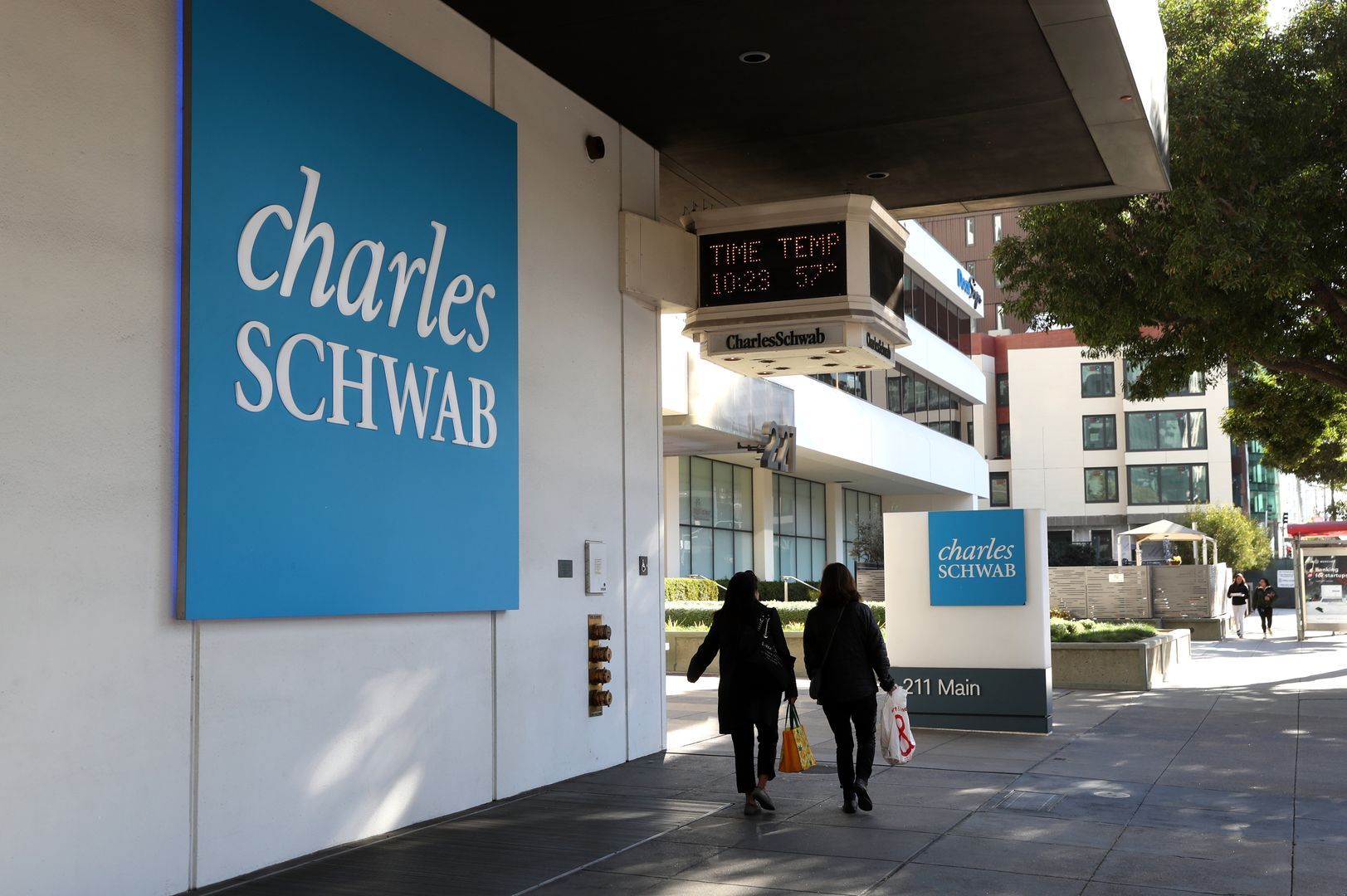 Schwab prevoit le lancement du trading de crypto au comptant