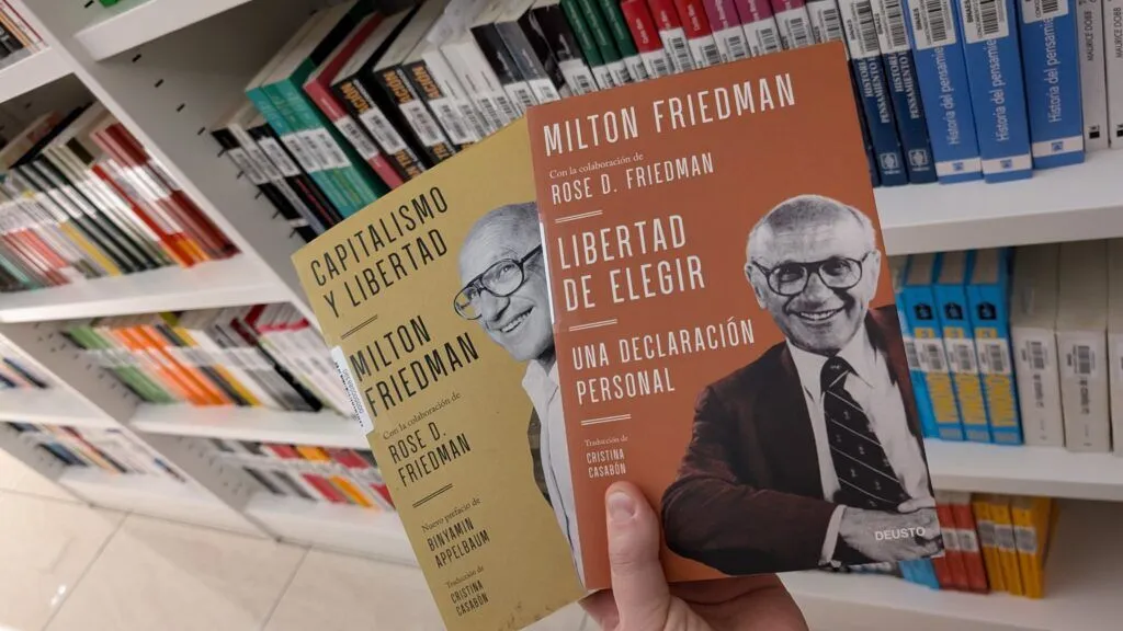 La bibliothèque futuriste BINAES de Bukele allie livres, Bitcoin et jeux familiaux dans une capitale revitalisée