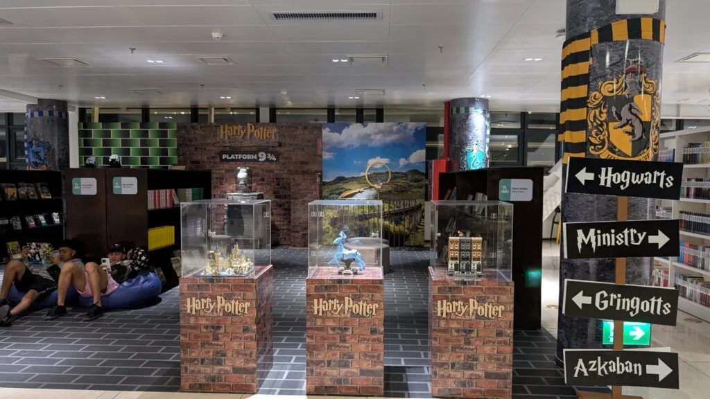 La bibliothèque futuriste BINAES de Bukele allie livres, Bitcoin et jeux familiaux dans une capitale revitalisée