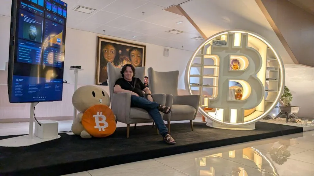 La bibliothèque futuriste BINAES de Bukele allie livres, Bitcoin et jeux familiaux dans une capitale revitalisée