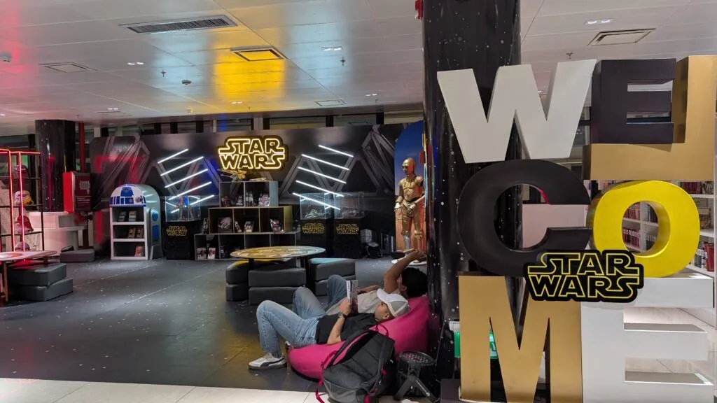 La bibliothèque futuriste BINAES de Bukele allie livres, Bitcoin et jeux familiaux dans une capitale revitalisée