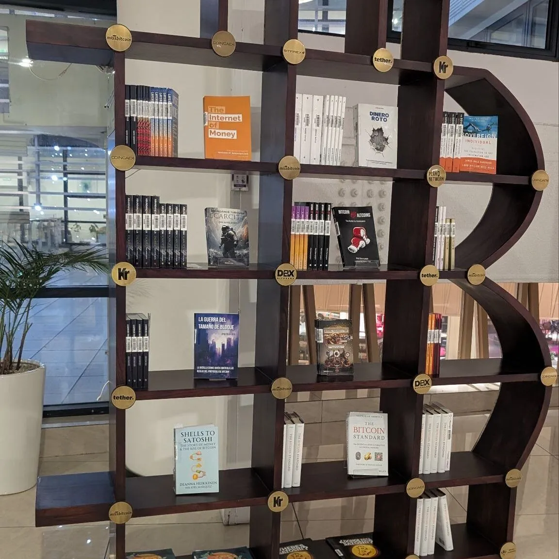 La bibliothèque futuriste BINAES de Bukele allie livres, Bitcoin et jeux familiaux dans une capitale revitalisée