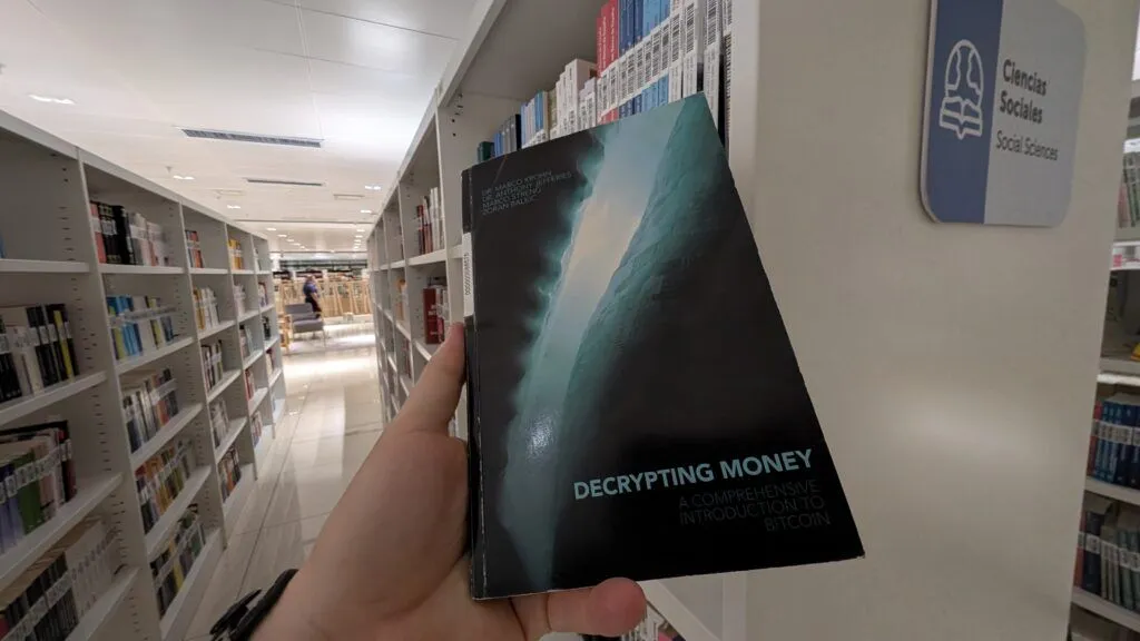 La bibliothèque futuriste BINAES de Bukele allie livres, Bitcoin et jeux familiaux dans une capitale revitalisée