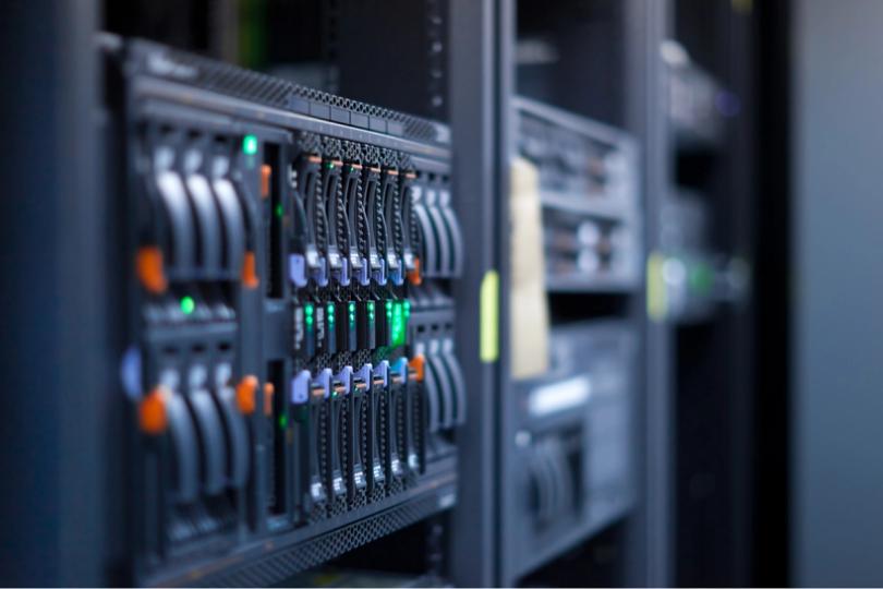 La course aux infrastructures d'IA s'intensifie alors qu'IREN présente une stratégie full-stack et WhiteFiber décroche un accord de 160 millions de dollars