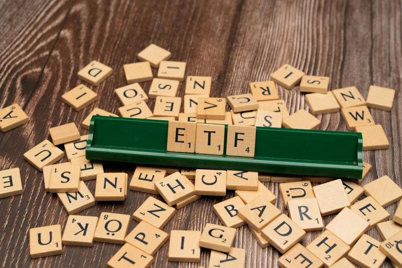 Bitcoin, Ether, XRP et Dogecoin sont à la traîne d'un rallye boursier de neuf semaines alors que la demande d'ETF se refroidit