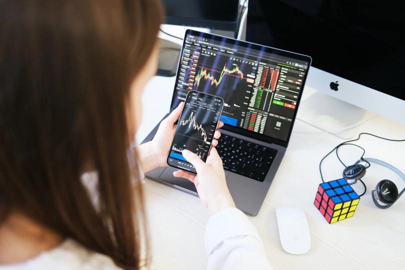 Bitcoin (BTC) sous-performe les actifs à risque alors que le 9ème jour record de sorties d'ETF signale une baisse de la demande : Crypto Daily