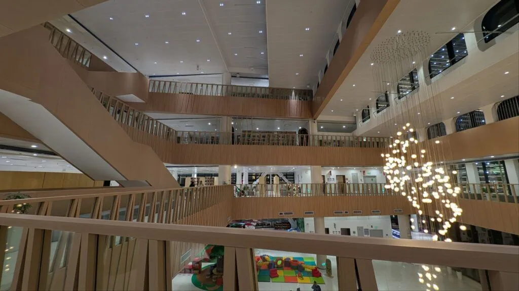 La bibliothèque futuriste BINAES de Bukele allie livres, Bitcoin et jeux familiaux dans une capitale revitalisée