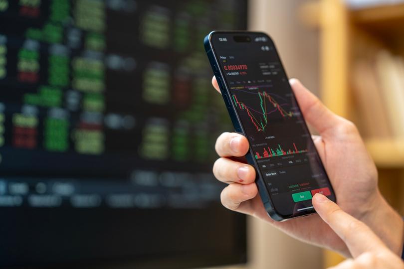 Les fonds cryptographiques subissent les deuxièmes sorties de fonds en importance en 2026 tandis que XRP et HYPE attirent les entrées