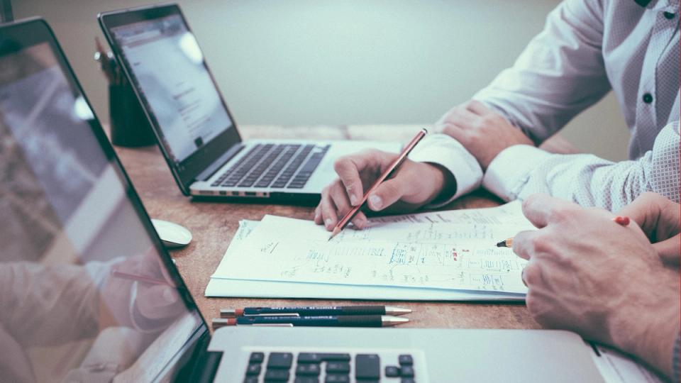 La hausse des coûts de l’IA et la baisse des performances poussent les investisseurs vers les infrastructures d’IA