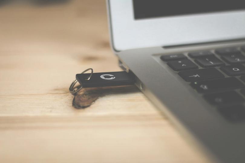 Microsoft identifie un « ver » malveillant qui détourne les portefeuilles cryptographiques et se propage via les clés USB