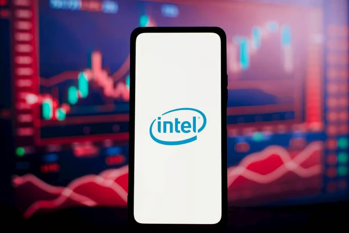 $1,000 invested in Intel stock a year ago is now worth